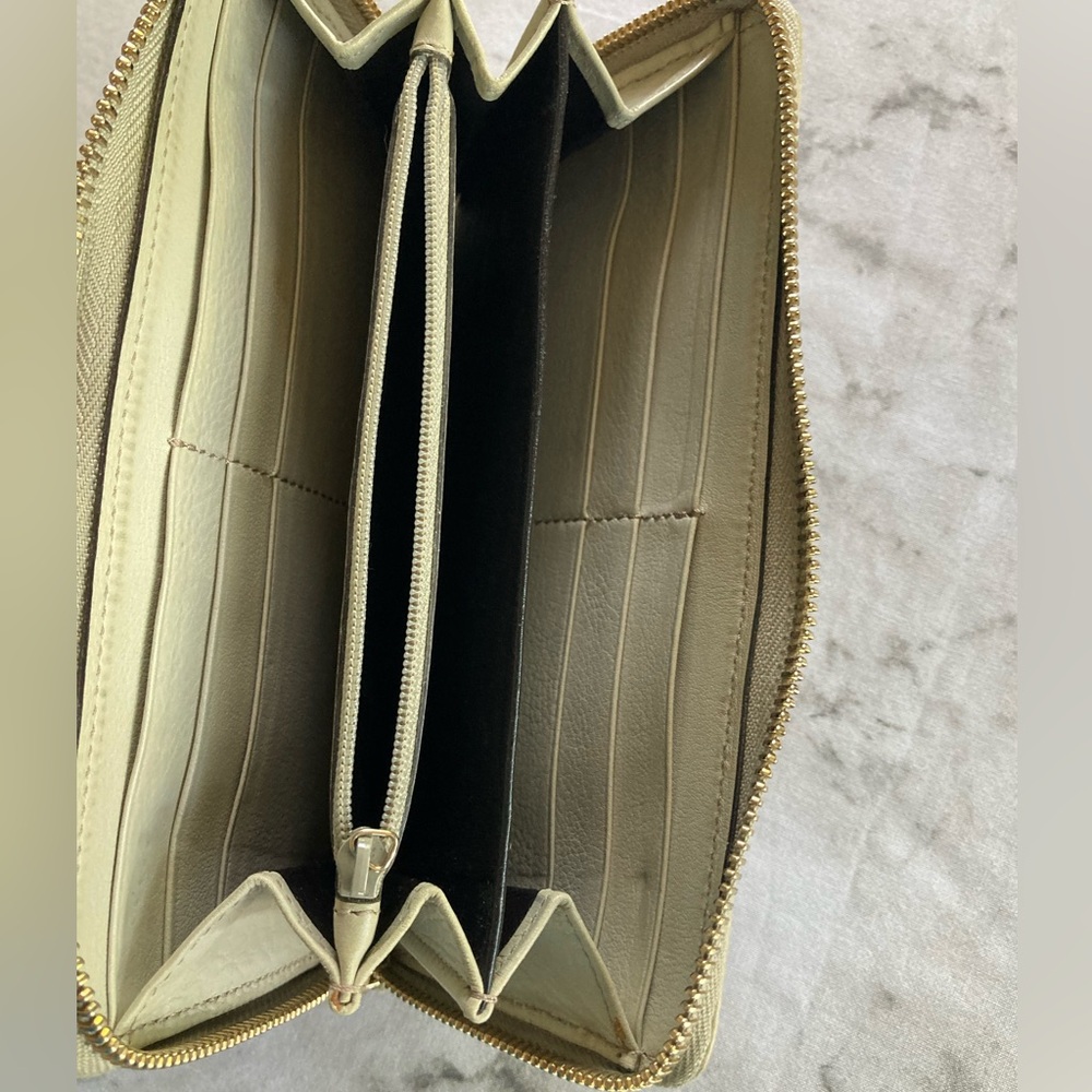 Gucci bone color GG embossed zip around wallet - Picture 7 of 8